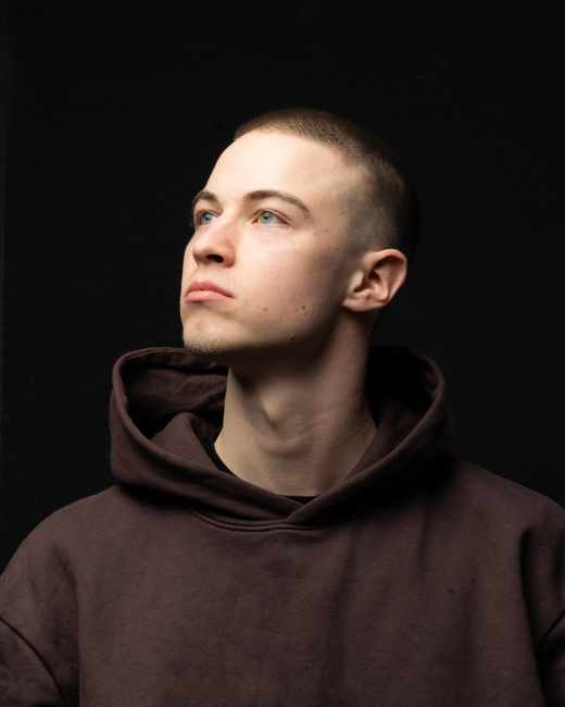 Kapüşonlu hoodie giyen model